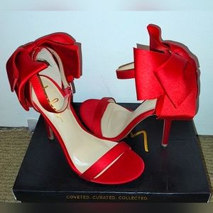 Bow heels
